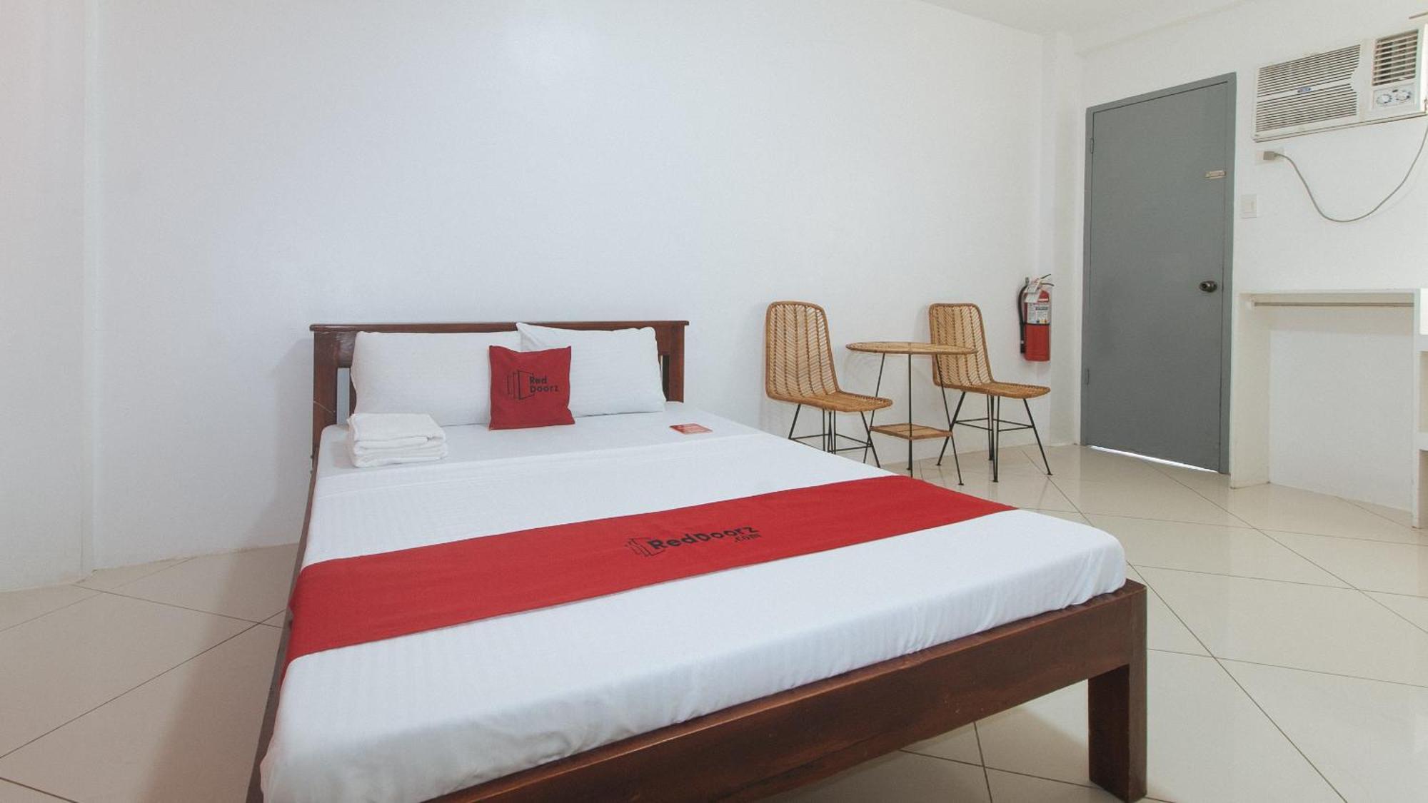 Reddoorz At Fat J Apartelle Mactan Cebu Exterior photo