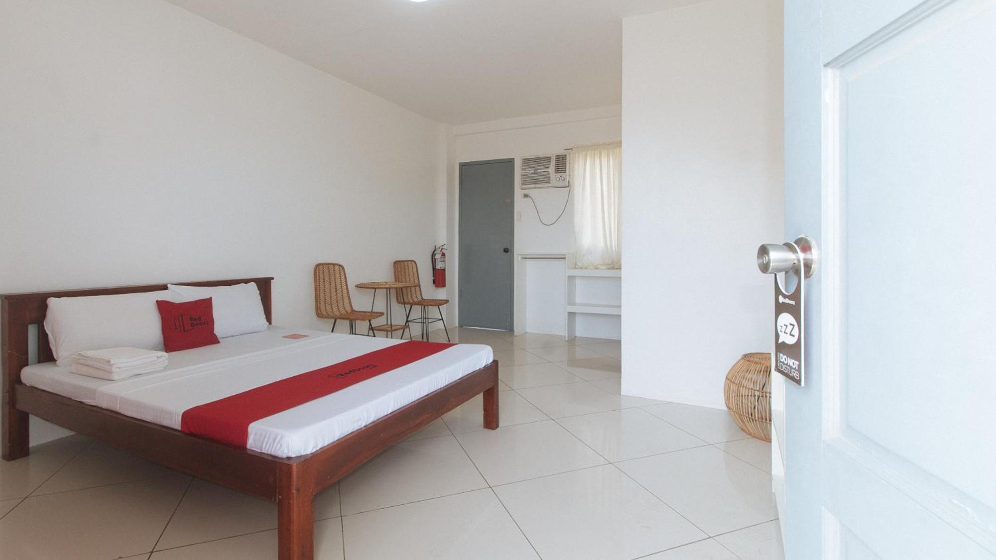 Reddoorz At Fat J Apartelle Mactan Cebu Exterior photo