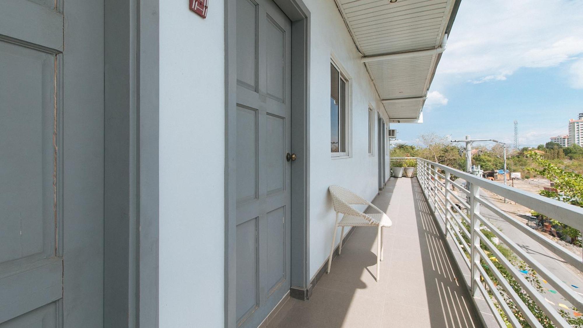 Reddoorz At Fat J Apartelle Mactan Cebu Exterior photo