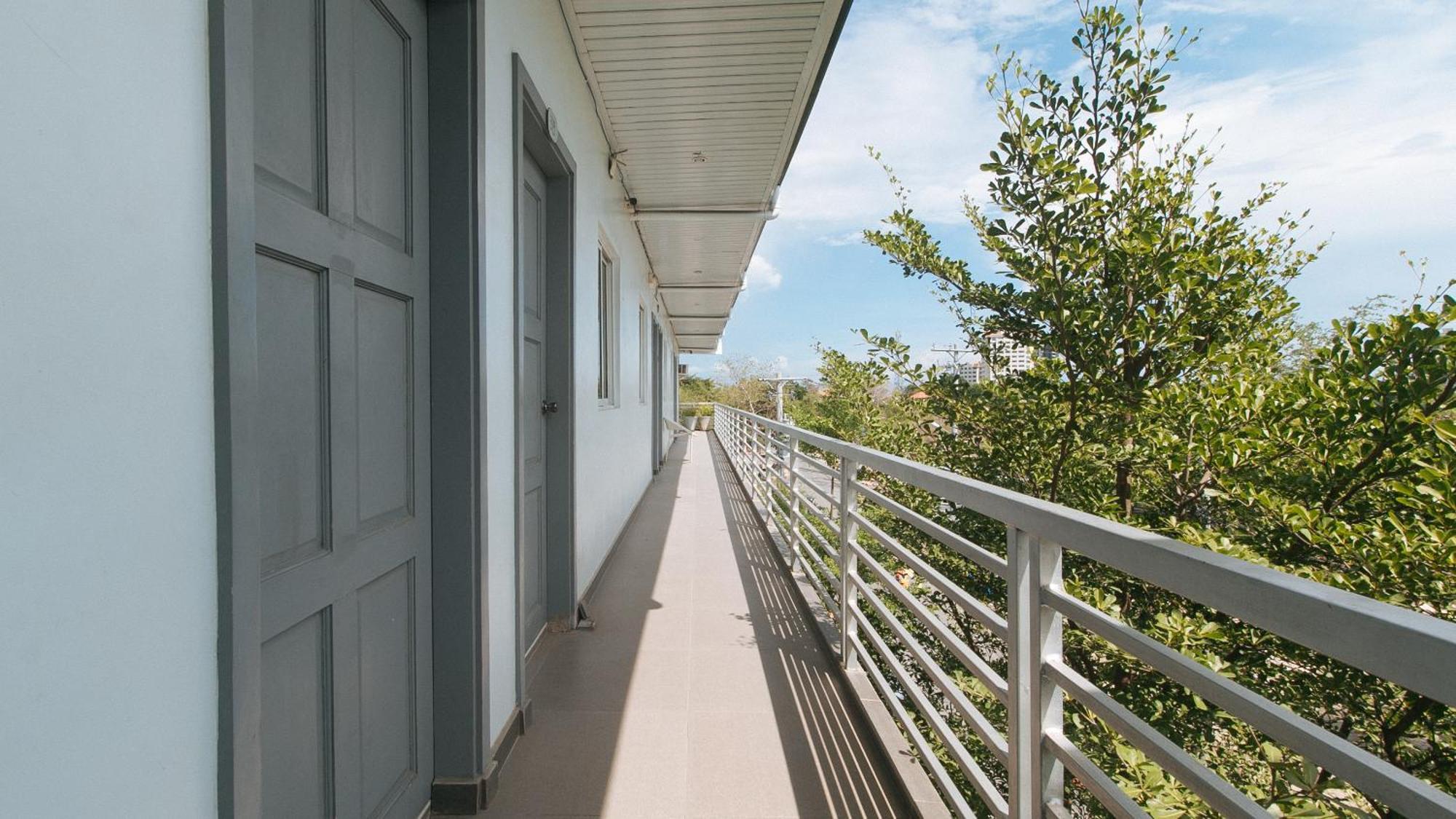 Reddoorz At Fat J Apartelle Mactan Cebu Exterior photo